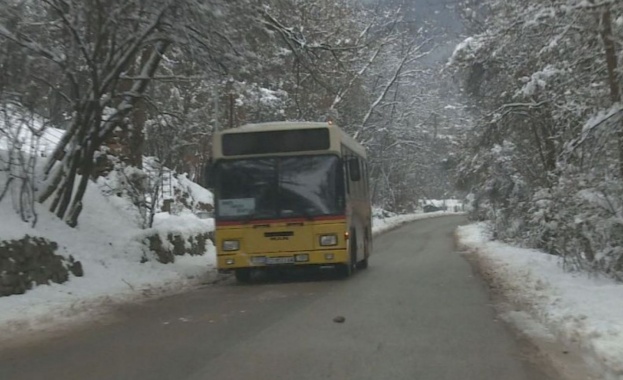 Първият голям снеговалеж предизвика инцидент с автобус пълен с хора