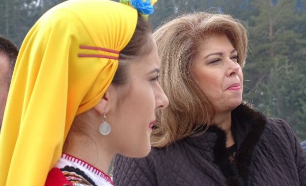 Вицепрезидентът Илияна Йотова и кметът на община Белица Радослав Ревански