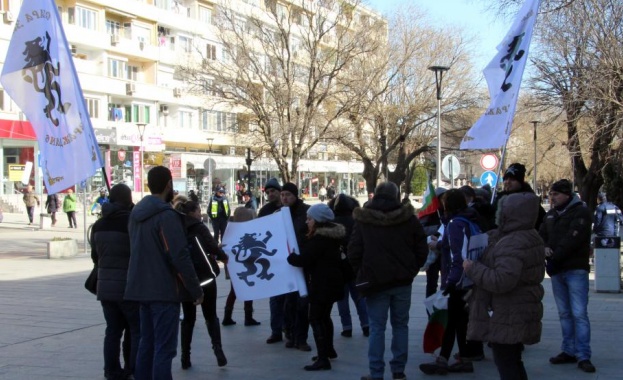 Дузина активисти и поддръжници на партия Възраждане излязоха на протестен