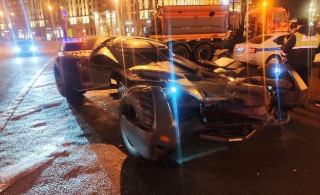 Полицията спря от движение самоделен батмобил на оживен московски булевард,