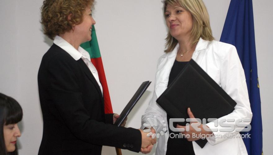 Днес, 27 юли, в сградата на МОСВ , зала Партер министърът на околната среда и водите Нона Караджова и кметът на София Йорданка Фандъкова подписаха договора за изграждане на интегрираната система за управление на отпадъците на столицата.
