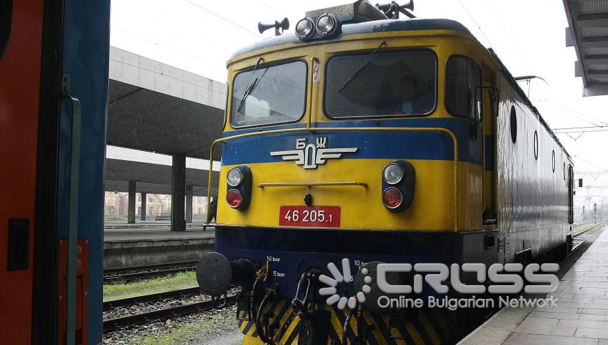 БДЖ пускат летен уикенд експрес от София за Бургас, а министърът на транспорта, информационните технологии и съобщенията Александър Цветков е един от първите му пътници. 