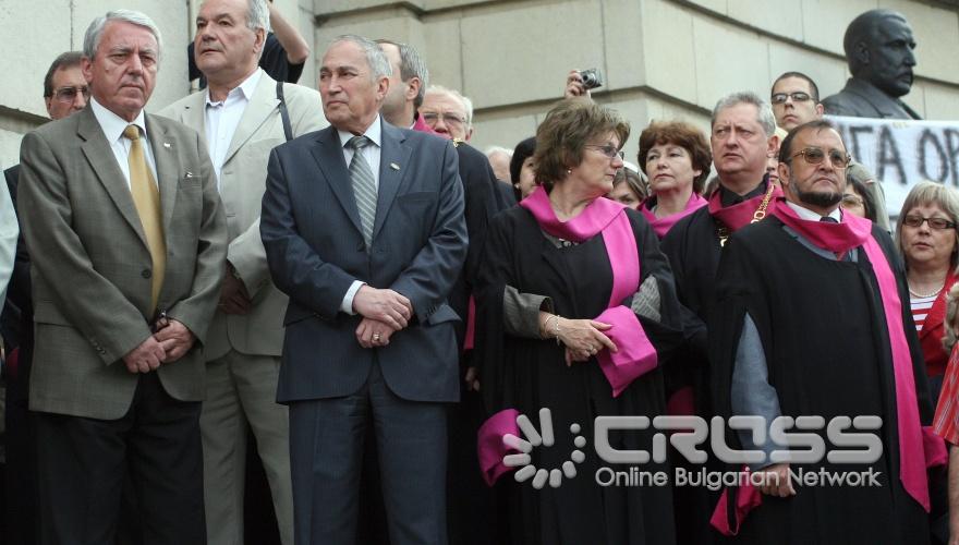 Академическият съвет на СУ „Св. Кл. Охридски" организира в деня на светите братя Кирил и Методий на централното стълбище на Университета протест против орязването на държавната субсидия. 
