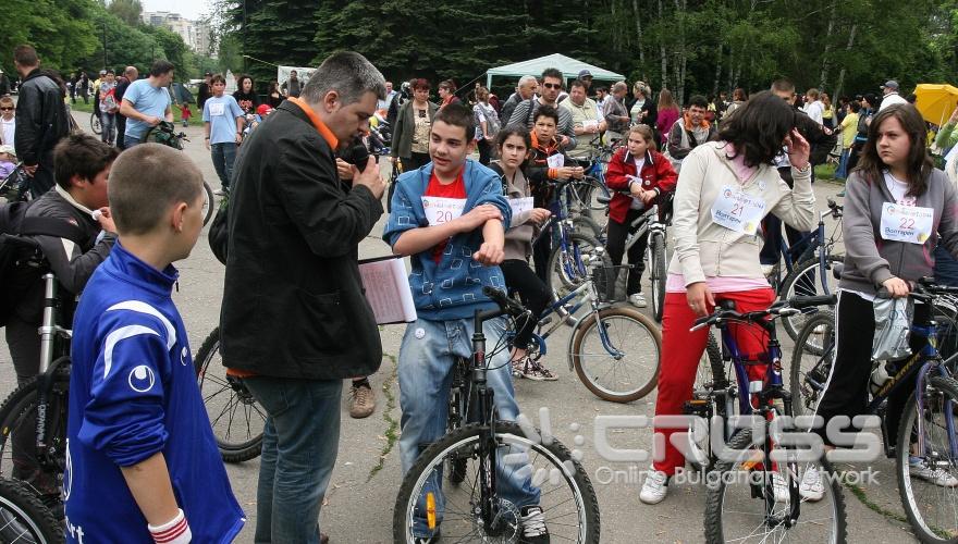 Днес,15 май, по случай Международния ден на семейството и Деня на Европа , асоциация Родители, Националният център за безопасен Интернет и Националната мрежа за децата организират второто издание на българския ФАМИЛАТЛОН - празник на семейството, спорта и здравословния начин на живот. 