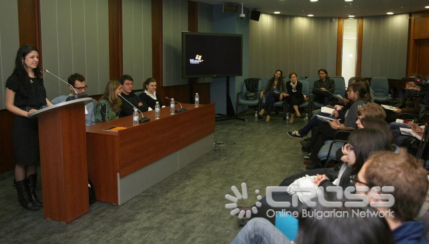 Екипът на телевизия „Алма Матер" организира пресконференция по повод осъществяването на първия етап от проекта "Изграждане и развитие на европейска студентска телевизионна мрежа" по програма „Младежта в действие" на Дирекция "Култура и образование" на ЕС в Конферентната зала на СУ „Св. Климент Охридски". 