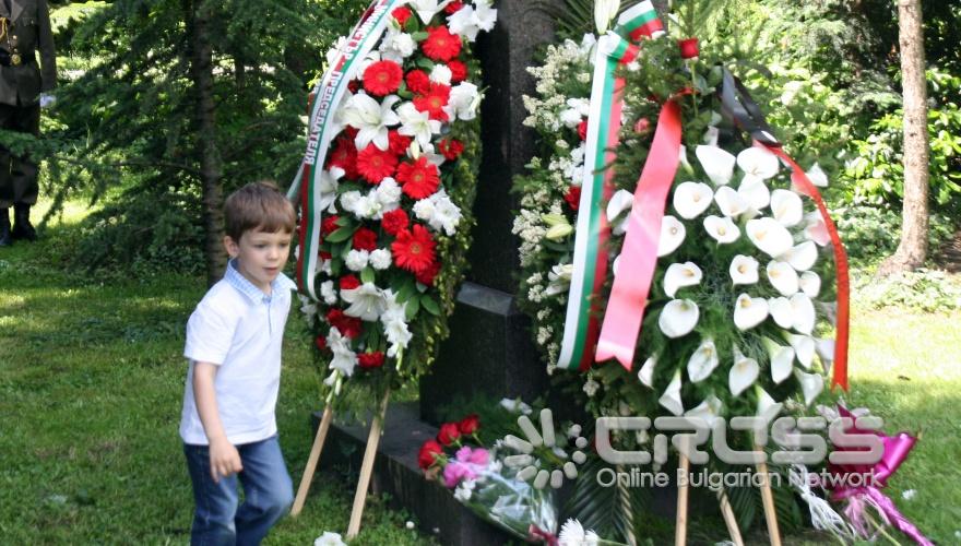 Пред паметника на Христо Ботев в Борисовата градина столичният кмет Йорданка Фандъкова присъства на тържествена церемония за отдаване на почит по повод 134-та годишнина от гибелта на поета-революционер. 