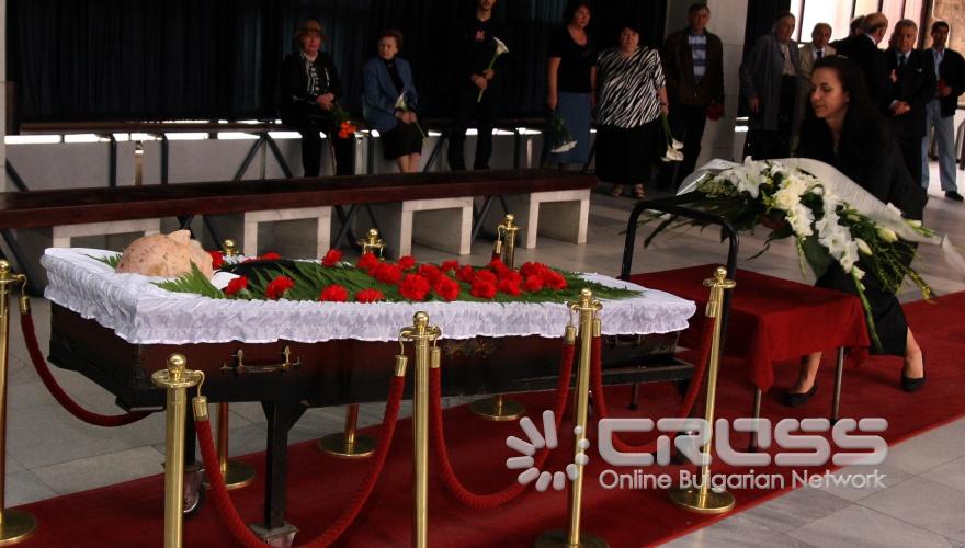 Поклонението пред тленните останки на големия български интелектуалец Траян Радев беше извършено в Ритуалната зала на Централните софийски гробища. 