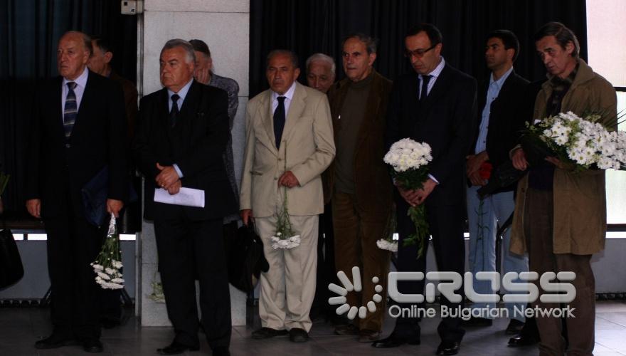 Поклонението пред тленните останки на големия български интелектуалец Траян Радев беше извършено в Ритуалната зала на Централните софийски гробища. 