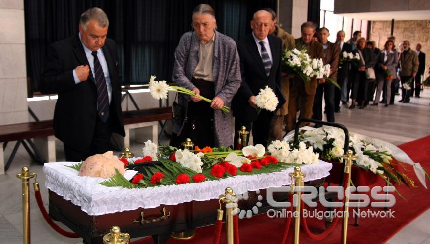 Поклонението пред тленните останки на големия български интелектуалец Траян Радев беше извършено в Ритуалната зала на Централните софийски гробища. 