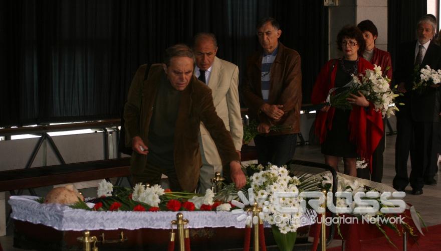 Поклонението пред тленните останки на големия български интелектуалец Траян Радев беше извършено в Ритуалната зала на Централните софийски гробища. 