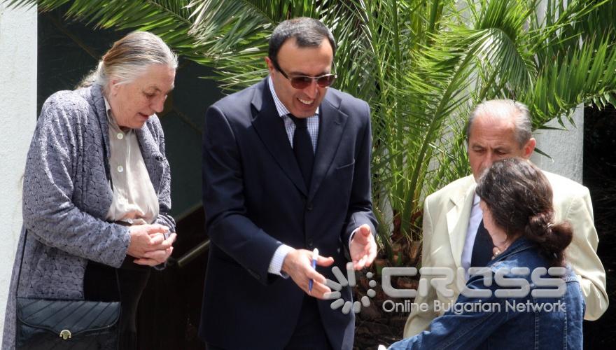 Поклонението пред тленните останки на големия български интелектуалец Траян Радев беше извършено в Ритуалната зала на Централните софийски гробища. 