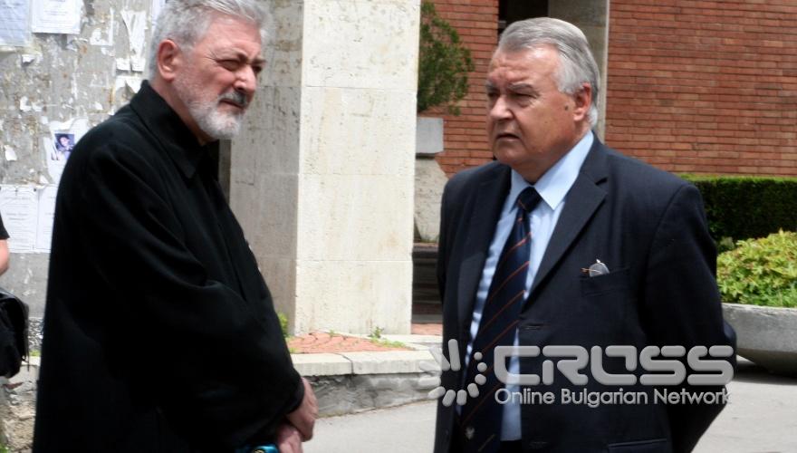 Поклонението пред тленните останки на големия български интелектуалец Траян Радев беше извършено в Ритуалната зала на Централните софийски гробища. 