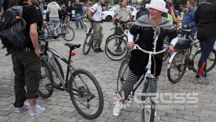 Велошествието под надслов "Официален с колело" се проведе днес, 4 юни на площад "Александър Невски". Официални гости на събитието бяха Йорданка Фандъкова, кмет на Столична община и Петър Диков, главен архитект на София. 