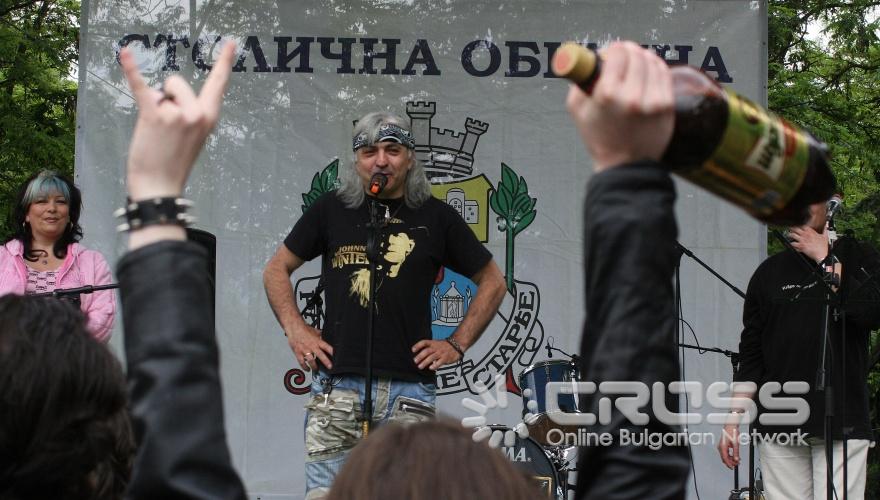 За поредна десета година "Цвете за Гошо" събра почитатели на българската рок и блус музика от всякакви възрасти. Десетият фестивал, посветен на големия български "рокаджия" Георги Минчев се провежда традиционно в Южния Парк. 