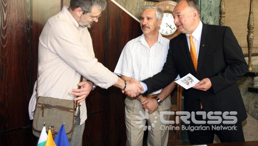 Шест породи кучета, характерни за Балканския регион, украсяват пощенска марка. Изданието беше пуснато в употреба и валидирано в Музея на съобщенията 
