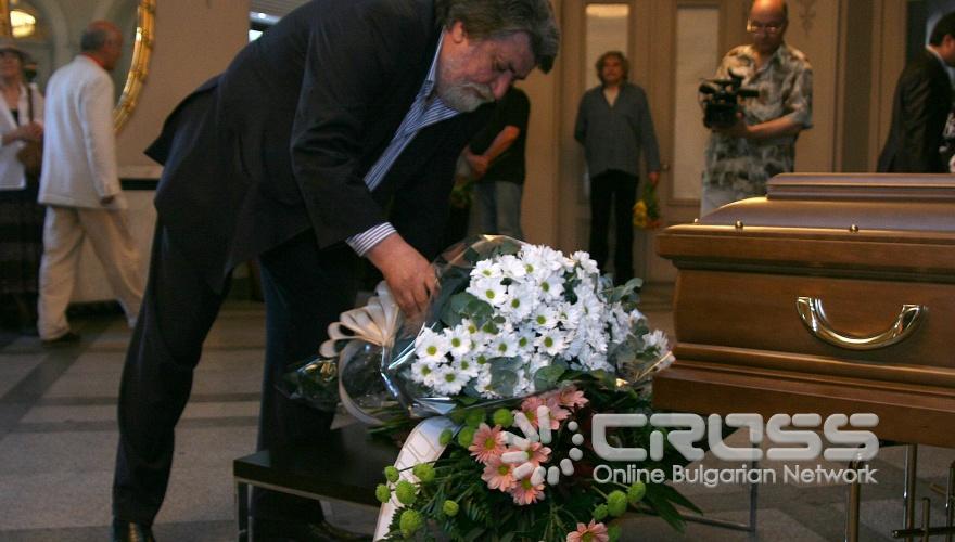 Днес, 11 юни във фоайето на Народния театър "Иван Вазов" е поклонението пред един от най-популярните ни режисьори Пламен Масларов. Той почина в неделя на 60-годишна възраст. 