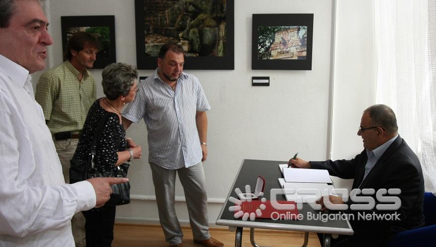 Министър Божидар Димитров откри в Столичната библиотека фотографската изложба „Рио Булгариа - българското присъствие в страната на маите". 