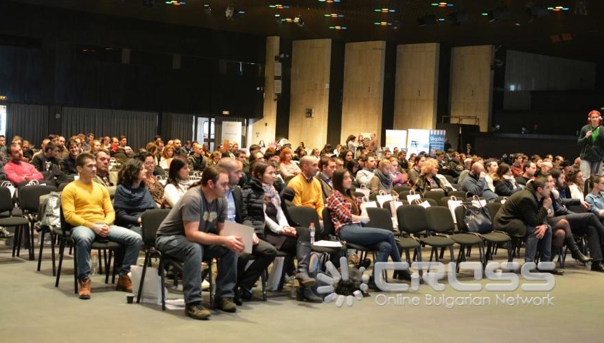 България е апетитен IT хъб с много възможности. Около тези думи се обединиха лекторите на провелата се в събота първа благотворителна IT конференция - BizzIT. Събитието събра повече от 400 млади хора желаещи да се запознаят с новостите в света на информационните технологии и възможностите за развитие в тази бурна среда. По време на събитието имаше дарителска кутия, както и благотворителен базар. Всички средства от тях, заедно със събраните чрез билети ще бъдат дарени за следващата операция на Любомир Еленков - младо момче борещо се всекидневно с детска церебрална парализа.
