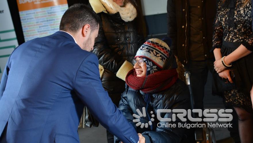 България е апетитен IT хъб с много възможности. Около тези думи се обединиха лекторите на провелата се в събота първа благотворителна IT конференция - BizzIT. Събитието събра повече от 400 млади хора желаещи да се запознаят с новостите в света на информационните технологии и възможностите за развитие в тази бурна среда. По време на събитието имаше дарителска кутия, както и благотворителен базар. Всички средства от тях, заедно със събраните чрез билети ще бъдат дарени за следващата операция на Любомир Еленков - младо момче борещо се всекидневно с детска церебрална парализа.
