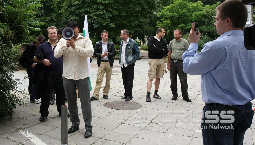 „Организация за обществена самозащита-Едно"организира протест срещу провеждането на гей парад в София пред столична община 