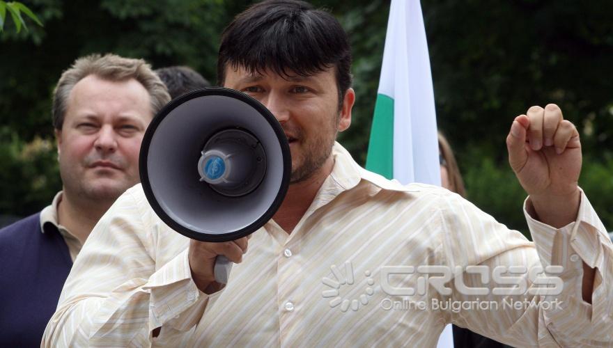 „Организация за обществена самозащита-Едно"организира протест срещу провеждането на гей парад в София пред столична община 