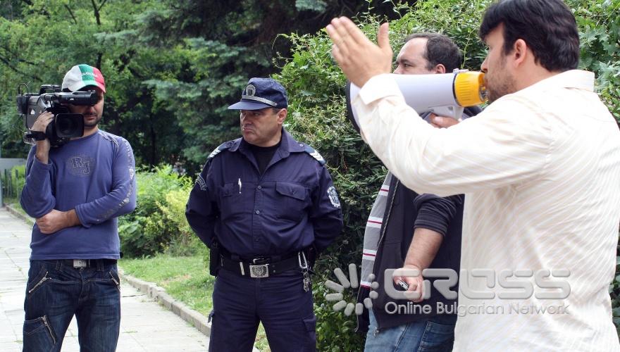 „Организация за обществена самозащита-Едно"организира протест срещу провеждането на гей парад в София пред столична община 