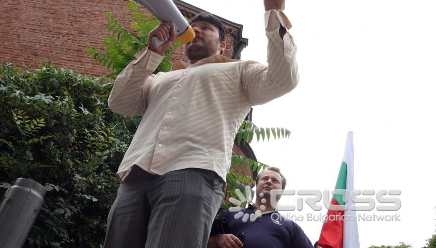 „Организация за обществена самозащита-Едно"организира протест срещу провеждането на гей парад в София пред столична община 