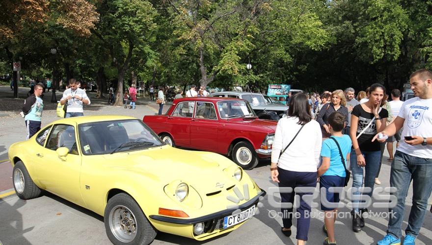 Централната пешеходната алея на Стара Загора събра над 100 ретро автомобила