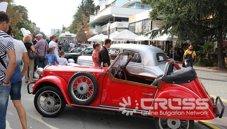 Централната пешеходната алея на Стара Загора събра над 100 ретро автомобила