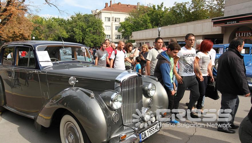 Централната пешеходната алея на Стара Загора събра над 100 ретро автомобила