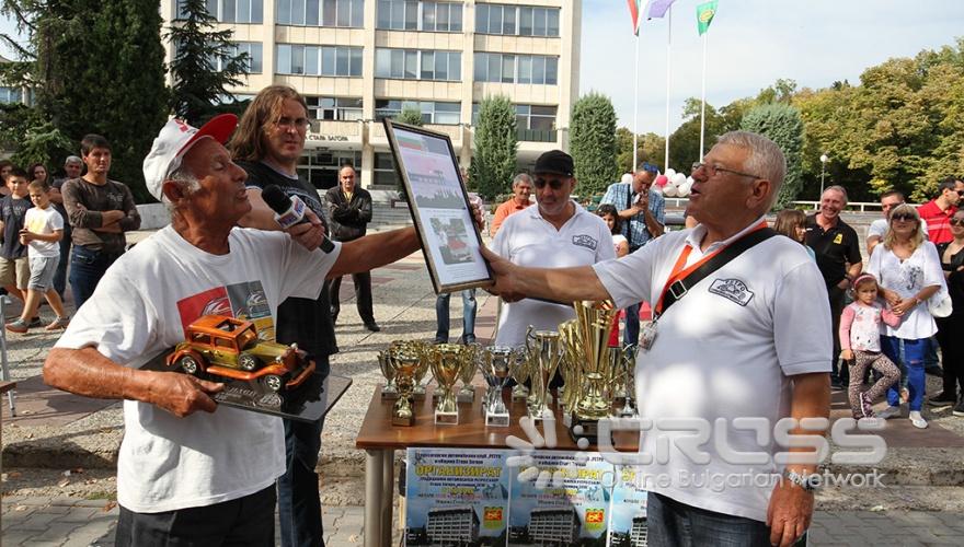 Централната пешеходната алея на Стара Загора събра над 100 ретро автомобила