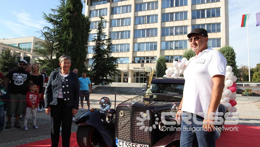 Централната пешеходната алея на Стара Загора събра над 100 ретро автомобила