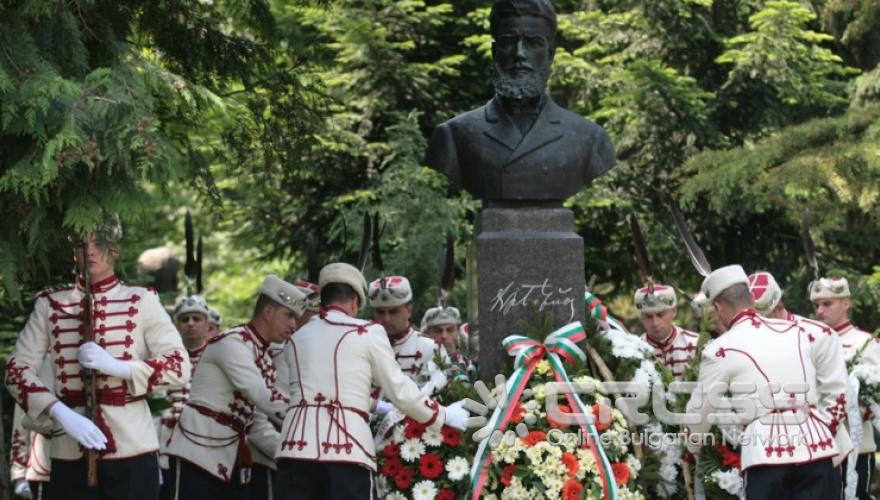 Пред паметника на Ботев в Борисовата градина в София също бяха поднесени венци