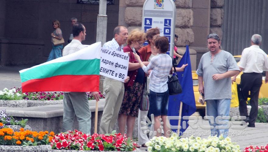 Днес,12 юли, българският ядрен физик Георги Котев, със 17-годишна работа в АЕЦ „Козлодуй", започна безсрочна гладна стачка пред сградата на Европейската комисия в Брюксел, а негови поддръжници протестираха за един час в София на пл. „Независимост" пред президентството 