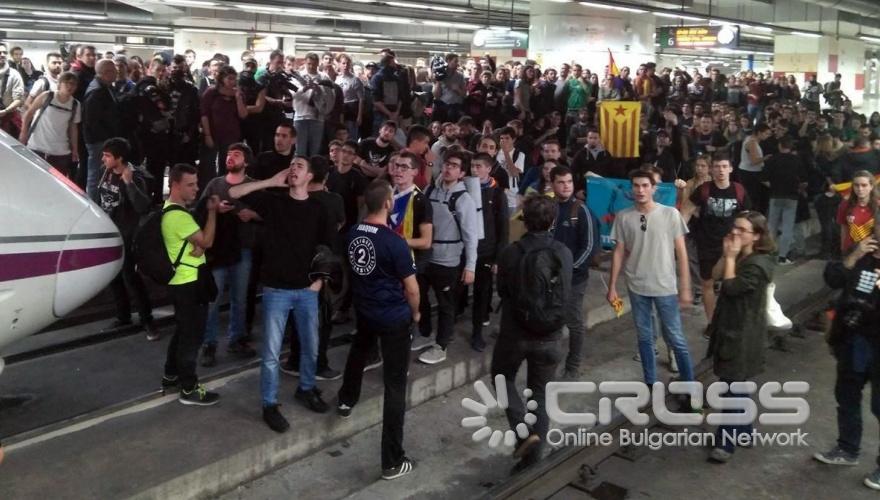 Хората излязоха на релсите на гарите в големите каталунски градове