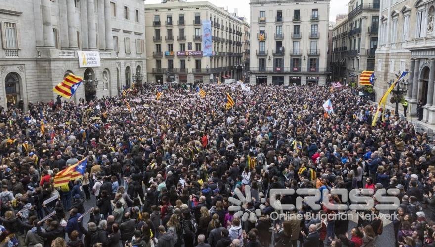 Хиляди излязоха на площад Сант Жауме в Барселона