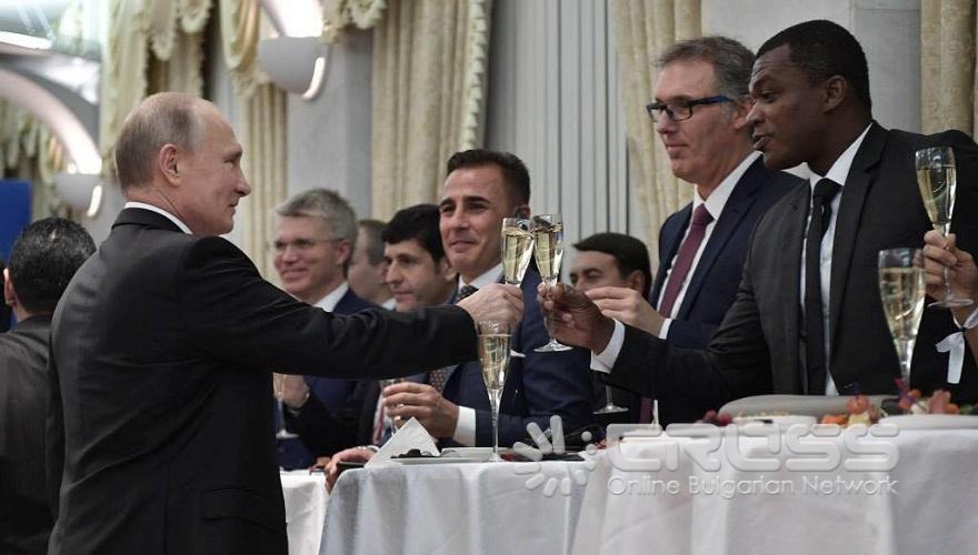 Путин се снима с Пеле, Марадона и други футболни звезди