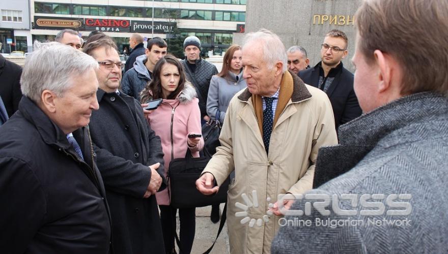 Българо-руска делегация поднесе цветя пред паметника на цар Освободител по случай 140-годишнината от Плевенската епопея