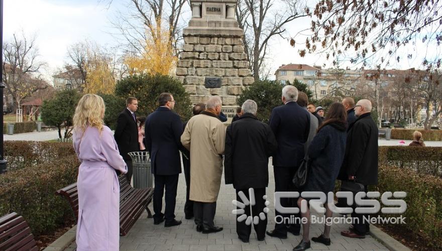 Българо-руска делегация поднесе цветя по случай 140-годишнината от Плевенската епопея