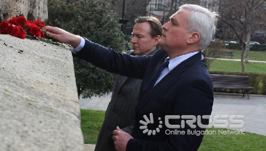 Българо-руска делегация поднесе цветя по случай 140-годишнината от Плевенската епопея