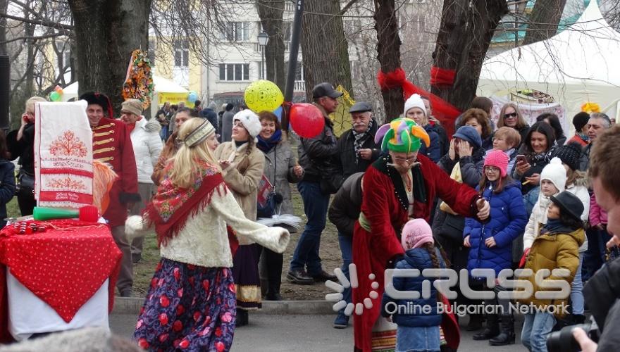 Десетки руснаци се събраха в столицата, за да отпразнуват Масленица