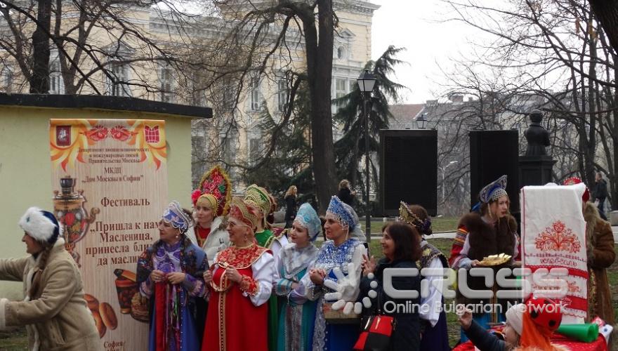 Десетки руснаци се събраха в столицата, за да отпразнуват Масленица