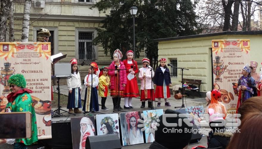 Десетки руснаци се събраха в столицата, за да отпразнуват Масленица