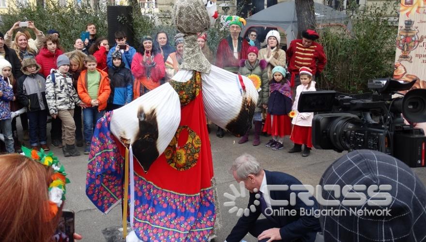 Десетки руснаци се събраха в столицата, за да отпразнуват Масленица
