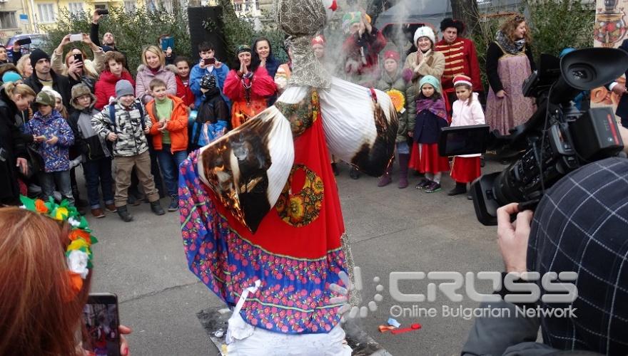 Десетки руснаци се събраха в столицата, за да отпразнуват Масленица