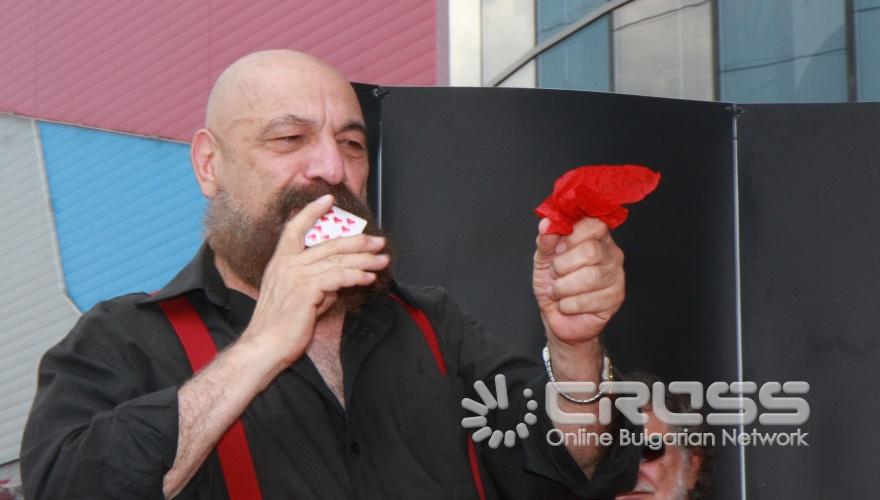 Големият маг Астор стана 19-ия българин със своя звезда в Алеята на славата. Единственият европеец, носител на Златен “Оскар” за магическо изкуство, сложи подписа си на Феймъз алеята на славата пред кино “Арена Младост” 