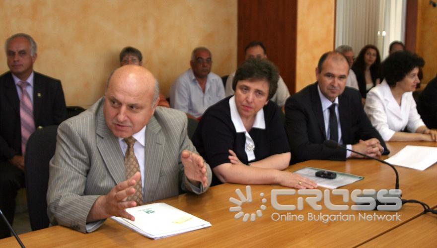 Днес,16 юли, заместник министерът на МРРБ Лиляна Павлова подписа договори с кметовете от двадесет и една общини .По време на срещата министър Росен Плевнелиев отчете резултатите от проведените разговори при посещението си в Брюксел 