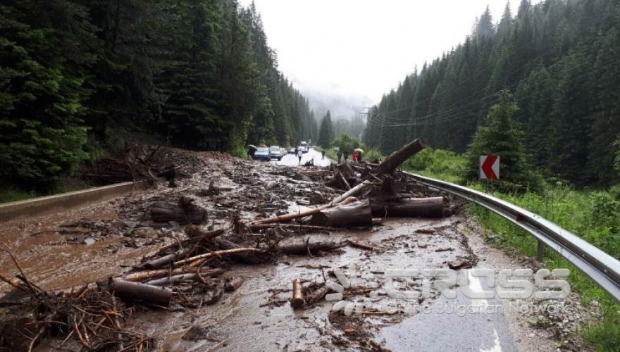 Бедствието в страната в снимки