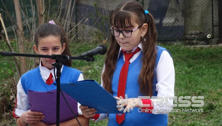 Отбелязване на Деня на космонавтиката пред паметника на Юрий Гагарин в Банкя