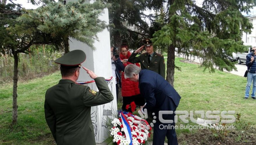 Отбелязване на Деня на космонавтиката пред паметника на Юрий Гагарин в Банкя